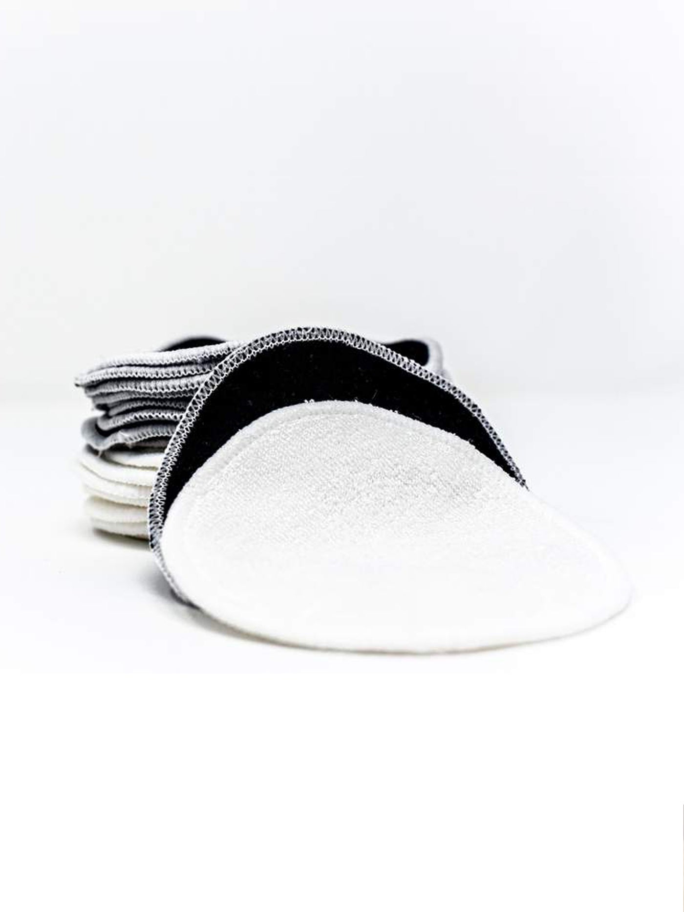 Reusable facial rounds are an environmentally friendly, zero-waste staple for your daily skincare routine. 10 Black Cotton for removing dark eye makeup or applying facial toner and 10 White Bamboo Terry that has a soft, textured surface to remove hard to clean makeup or to apply exfoliating cleanser.